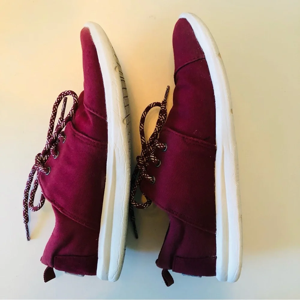 Toms Women’s Size 7 Maroon Burgundy Cherry Cola Red Wine Lace up Canvas Sneakers